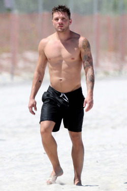 shirtlessmalecelebs:  Ryan Phillippe