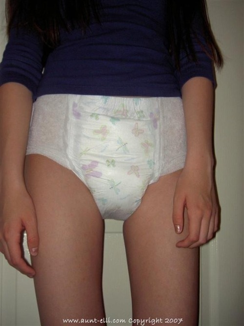 velvetpetra:  Beautiful lesbians - Soft velvet - Girls in diapers - Peeing ladies @ http://velvetpetra.tumblr.com