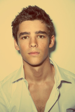 hombresdesnudo2:  Brenton Thwaites Naked!!! 