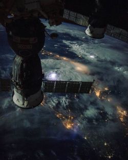 rhubarbes:ISS via @esinpyx  