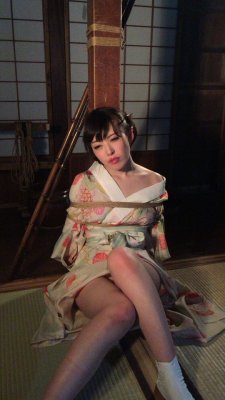 justscreenshots:  Kinbaku Naka AkiraModel Ikumi Kuroki