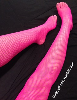 pinkysfeet:  Hot Pink Fishnets