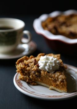 delicious-designs:   bourbon pumpkin pie with cinnamon pecan