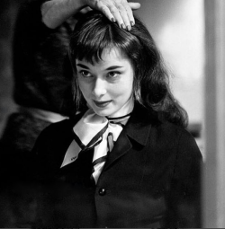 elegantaudrey:  Audrey Hepburn tries on brunette wig for a scene