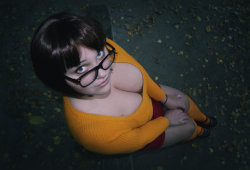 hotcosplaychicks:  Velma Dinkley by Alhvida Check out http://hotcosplaychicks.tumblr.com for more awesome cosplay  Holy&hellip; Hell.