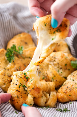 verticalfood:    Cheesy Garlic Crescent Rolls