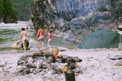 thehomenudist:  Camping is one of the best things in the world. Camping in the nude? It just doesn’t get much better! And if you can go with friends…WOW, even better (is that possible?).  .