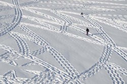 einhander:  Artist Simon Beck Creates Intricate Snow Art by Walking