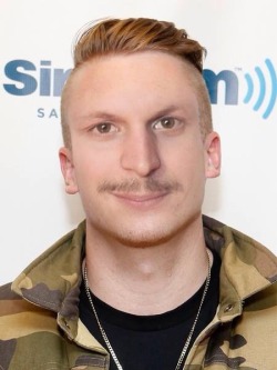poopflow:  grouchostalin:  mackle cera  this is the worst photo