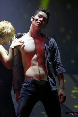 kpopxxx:  Look who waxed his happy trail for this performance. 