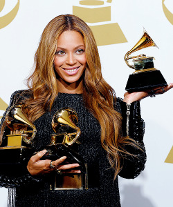 ikonicgif: Beyonce holds the awards she won for Best R&B