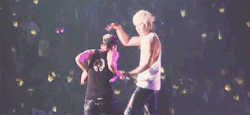  GD: (´∀`)_┳※･････････････ Daesung:  ヽ(*´Д｀*)ﾉ