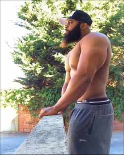 thickumsandthangs21:  Thick Bearded Brotha!