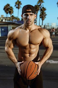 musculardude:  fitmen1:  Roman Dawidoff   wanna play?