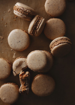 sweetoothgirl:  Almond Macaroons with Caramelized White Chocolate