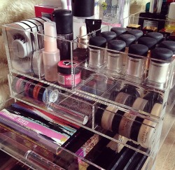 writtenandfated:  chanel-and-louboutins:  ★  Mac pigments 🌞