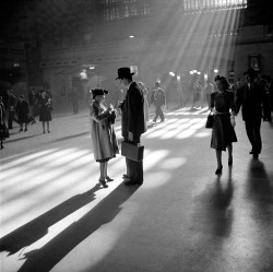 blackpicture :  John Collier Ett utbyte i Grand Central Terminal.