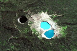 slatkorecivi:  The three crater lakes of Kelimutu volcano in