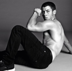 mynewplaidpants:  Oh it’s just some more half-naked Nick Jonas,