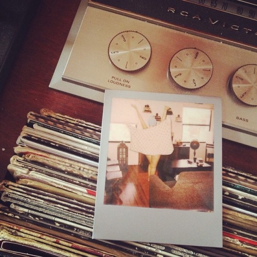 â˜€ï¸ Memorial Day Weekend Fun! ðŸ˜ðŸ£ðŸ» @198d_photography #vintage #towel #lookmanohands #polaroid #record #mdw #hollywoodfl #beach #bass #rcavictor  (at Hollywood Beach on Jackson Street)