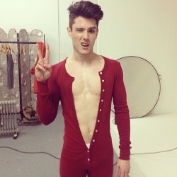 fancymen:  breezyashell:  hadnt worn a onesie since i was 5 haha