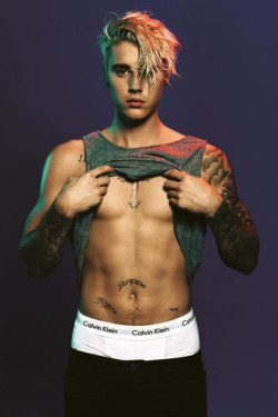 sagginboys:  Bieber showing a great Calvin Klein sag