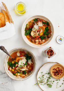 guardians-of-the-food:  White Bean Tomato Mushroom Soup 