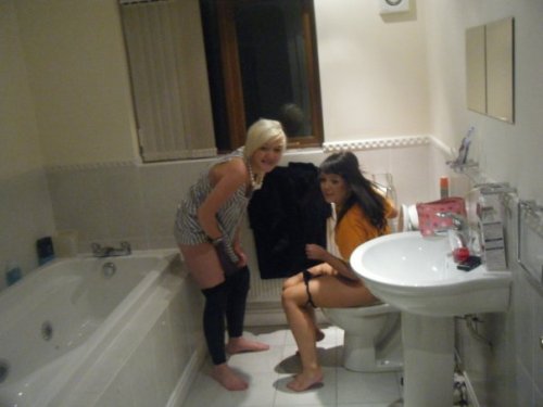 dimitrivegas:  Girls taking shits