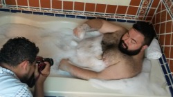 jaredbear:  El detras de camaras de las fotos en la bañera xD