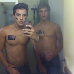 superhotguys15:  motdrobert2:  Kik-stand chaos!  Str8 boys sexting! 