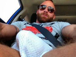 justgreatmen:  (via TumbleOn)  Love the Derek Parker Bulge!