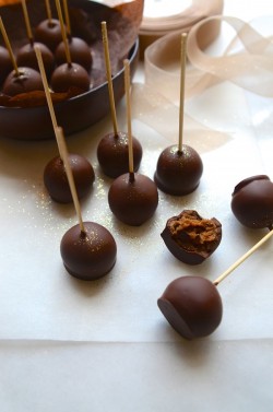 fullcravings:Salted Caramel Peanut Butter Chocolate Pops  perfect