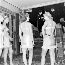 zeezrom:  Behind the scenes 1940s lingerie show via Time Magazine