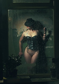 theguccislut:  I love curves on a woman… 