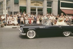 hemmingsmotornews:  Parade queen in a Ford Thunderbird heading