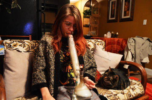 dabcandycannabis:  Weed makes everything better . 