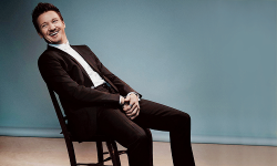 dailymarvelkings:  Jeremy Renner - American Music Awards 2015: