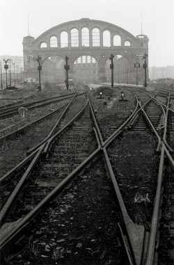 greeneyes55:  Anhalter Bahnhof Berlin 1956 Photo: Will McBride 