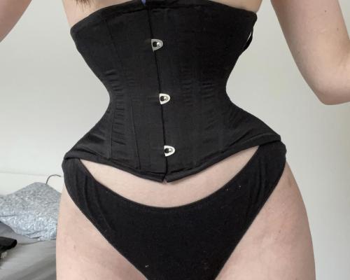 bustiers-and-corsets:  closed custom 18 inch from moriel corsetry,