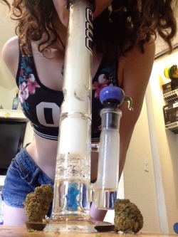 kief-smiles:  a bong rip from me, to you all 💚 