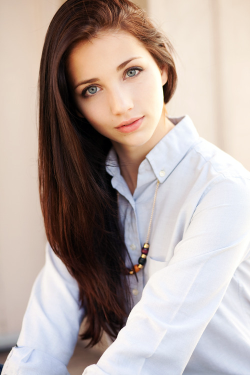 californeyea:  So gorgeous - Emily Rudd