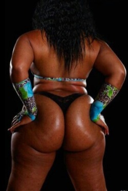thickebonybooty:  Big black thick bootyClick here to meet thick