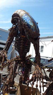 fuckyeahxenomorphs: This was at an auto repair place in my neighborhood.