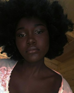 beauafrique:  I’m dark skinned and beautiful. No one can say