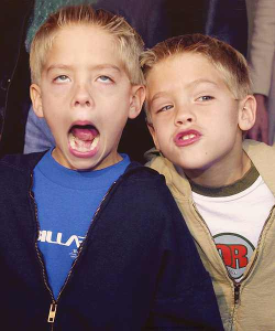 hangingoutwithsprousetwins1:  Aww, Dylan (left) and Cole (right)