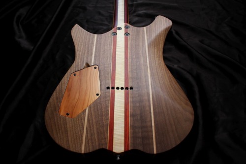 glorifiedguitars:  Stone Wolf Guitars ‘Rift’ 