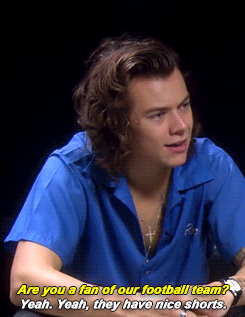solo-harry:Harry changing the subject from sports to fashion