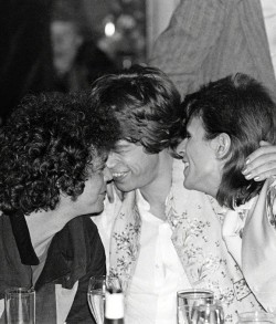 colecciones:Lou Reed, Mick Jagger and David Bowie cuddling, 1973.