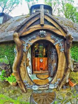 voiceofnature:  Whimsical hobbit house built by Stuart Grant.