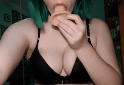 chokedbarbie:  my lipstick rubbed off during this gif but atleast